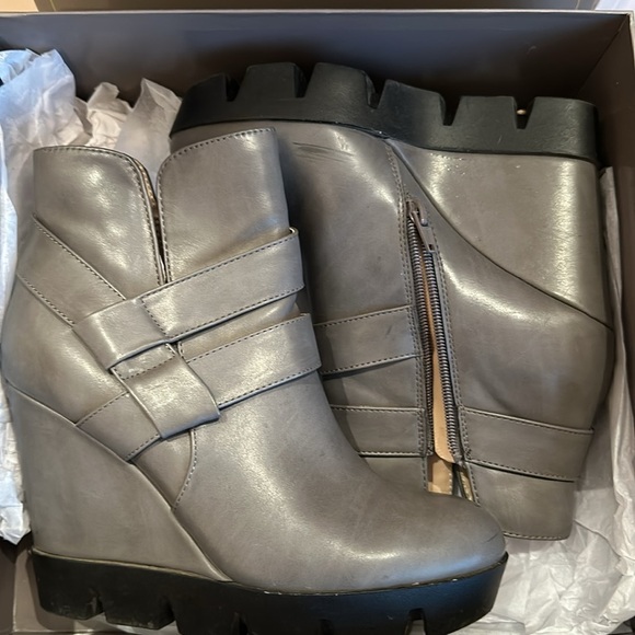 BCBGMaxAzria Combat & Motorcycle Boots - Dark Grey - Size 8 - Picture 2 of 7